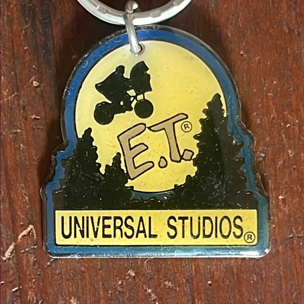 1982 E.T. Universal Studios vintage keychain